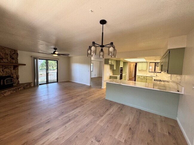 Foto del edificio - MOVE IN TODAY! Remodeled home with a view