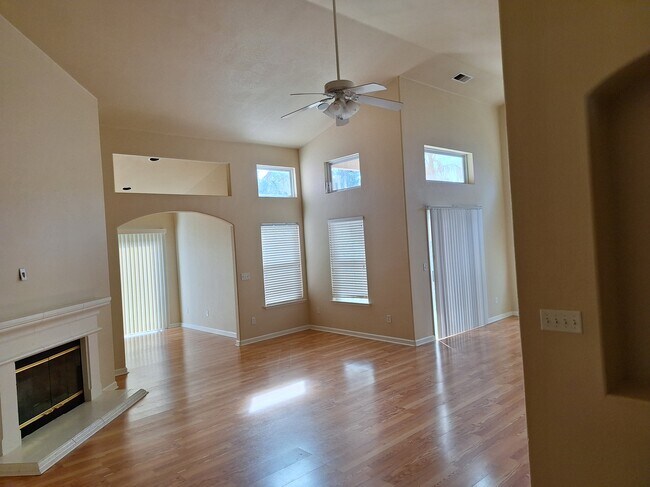 Foto del edificio - 2867 E Waterford Ave