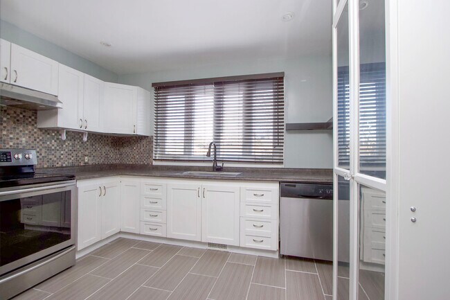 Photo du bâtiment - Spotless 3-Bedroom Main Floor Legal Apartment for Rent in Ajax