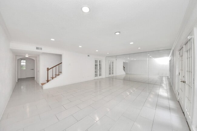 Building Photo - 832 Wax Myrtle Ln
