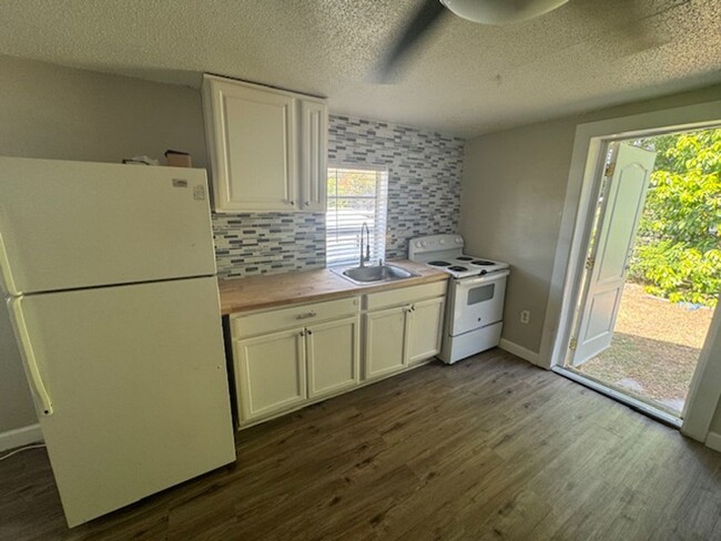 Building Photo - Charming studio unit with all utilities in...