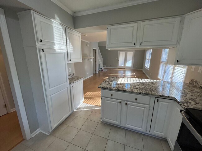 Foto del edificio - Convenient 3BD, 2.5BA Raleigh Townhome wit...