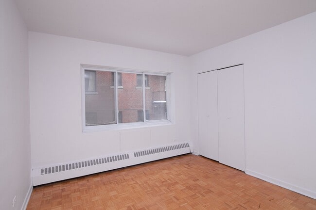 Building Photo - 2400 Av. Van Horne