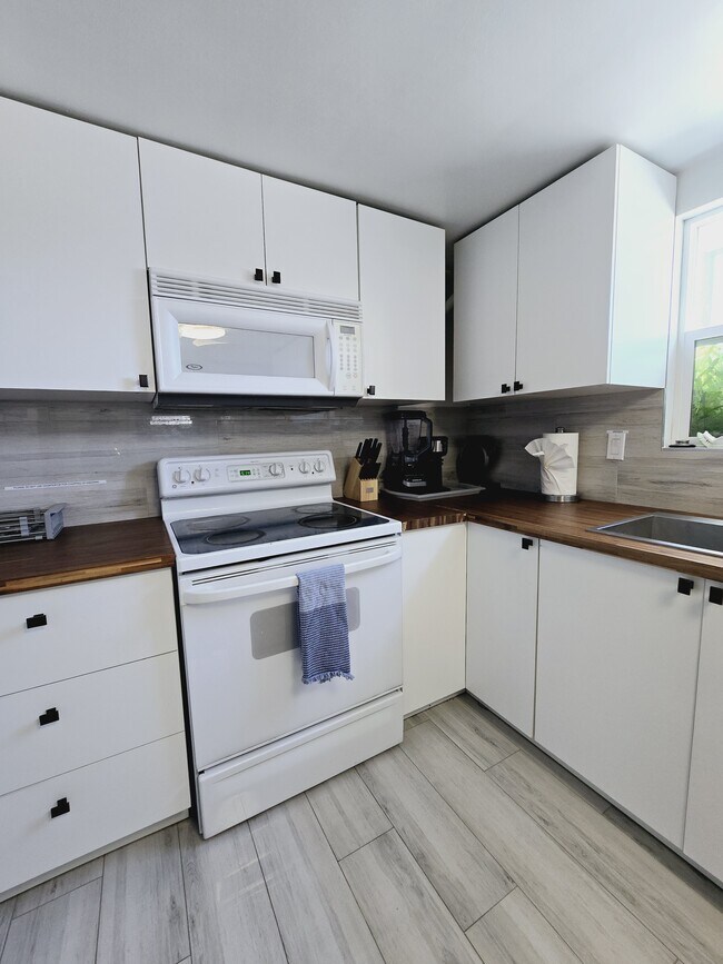 Building Photo - 2845 S Highland Dr