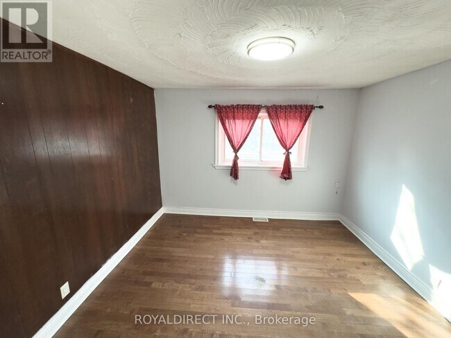 Building Photo - 3261 Lawrence Ave E