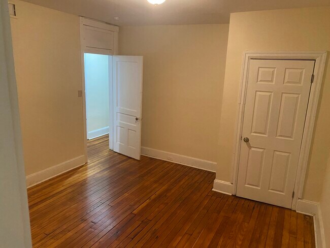 Building Photo - 402 W 1st Ave