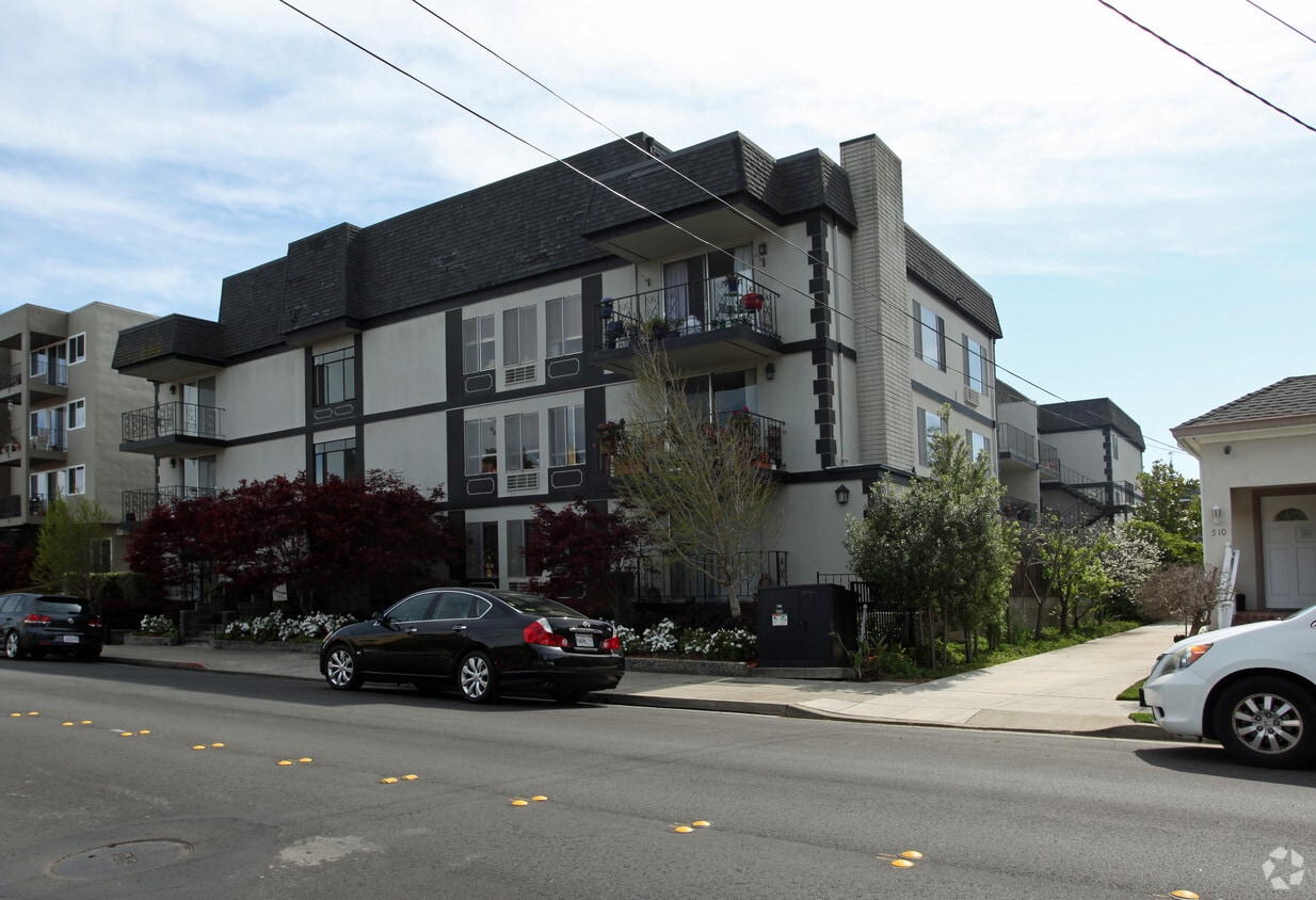 Primary Photo - 520 Elm St
