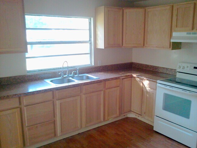 Building Photo - GORGEOUS 3BR/1BA Home! Convenient Location...