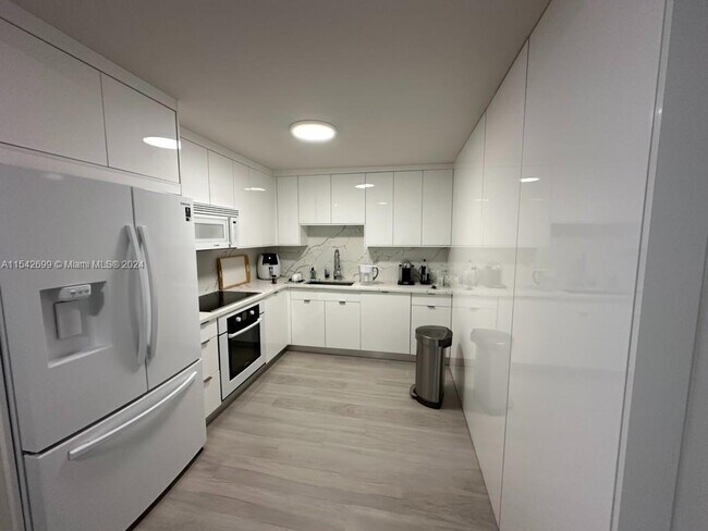 Foto del edificio - 5555 Collins Ave