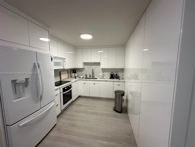 Building Photo - 5555 Collins Ave