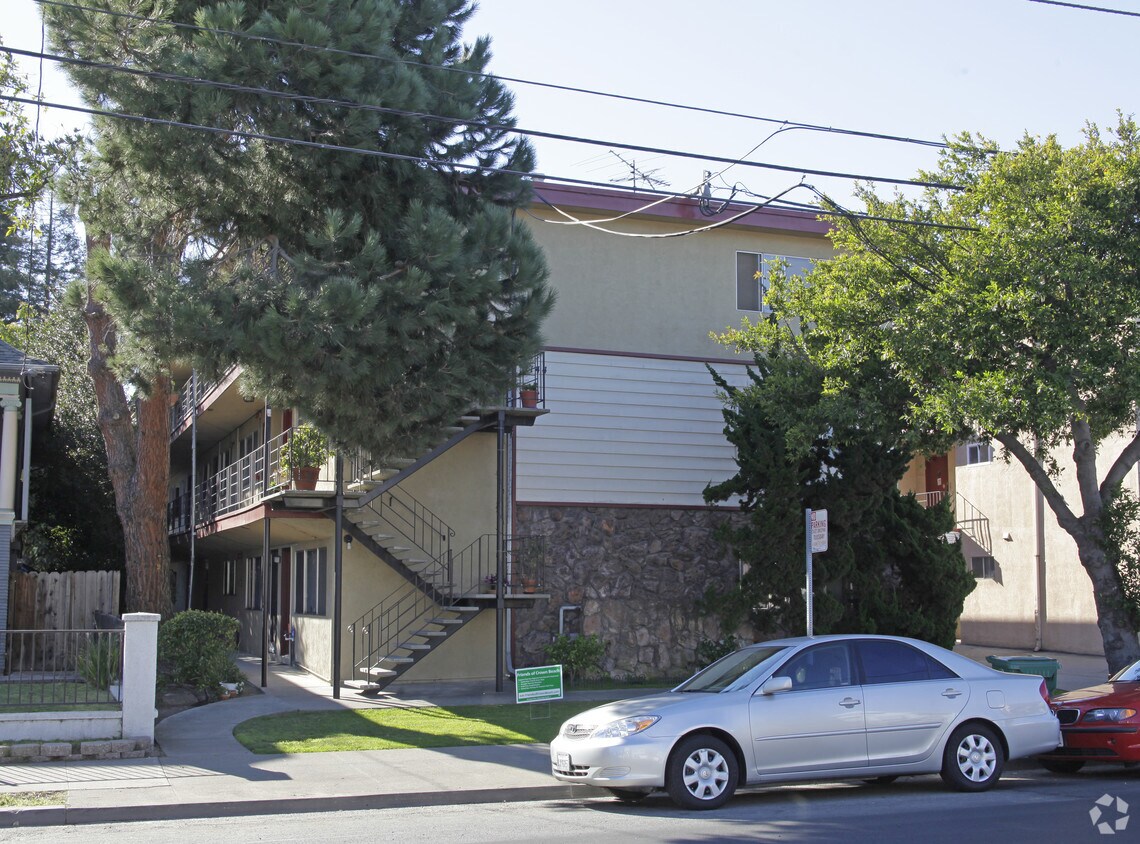 Building Photo - 2144 Lincoln Ave