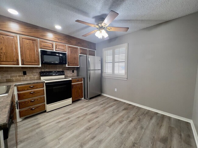 Foto del edificio - Great 3/2/2 Available Near the Mall and Te...