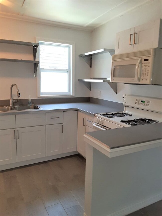 Foto del edificio - Just leased-Annual unfurnished 2/1 SFH wit...