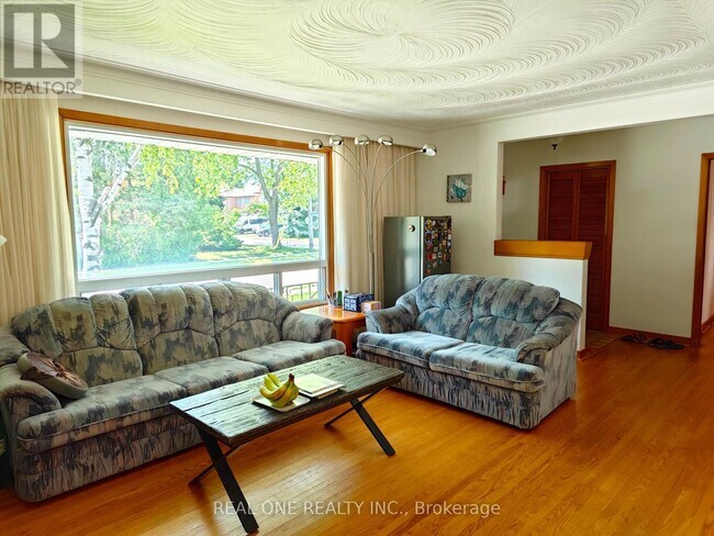 Photo du bâtiment - 275 Parkview Ave
