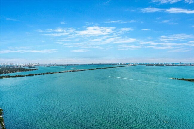 Foto del edificio - 700 NE 24th St