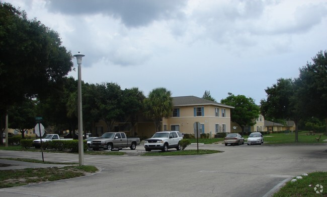 Vista a la calle - Auburn Trace Apartments