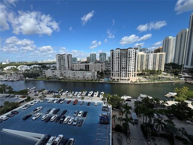 Foto del edificio - 100 Bayview Dr