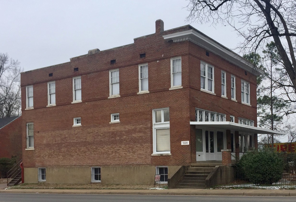 Primary Photo - 1320 S Avalon St