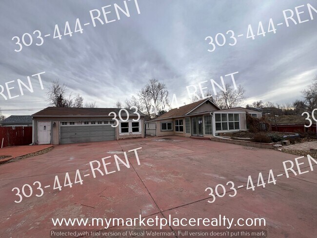 Building Photo - 2 Bedroom & 1 Bathroom Located in Denver!