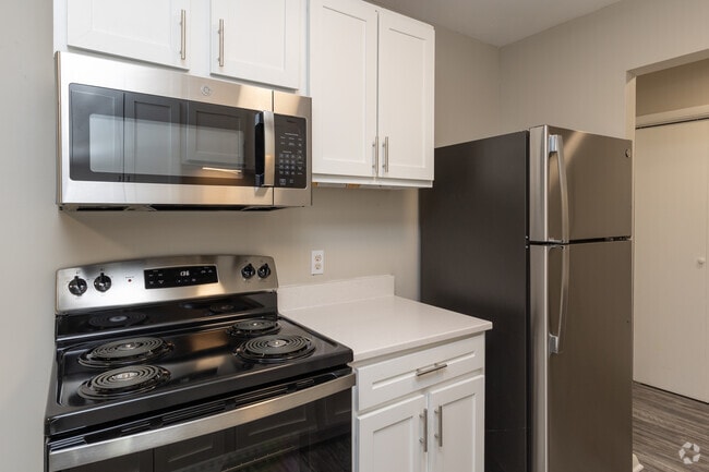 2BR, 1BA - 990SF - Kitchen - The Wade