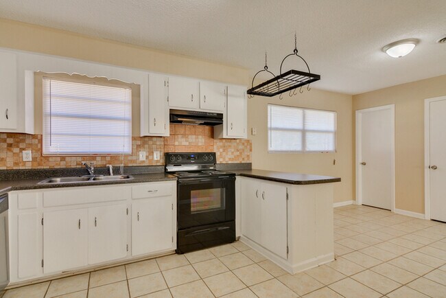 Building Photo - Charming 3 Bedroom, Available Now