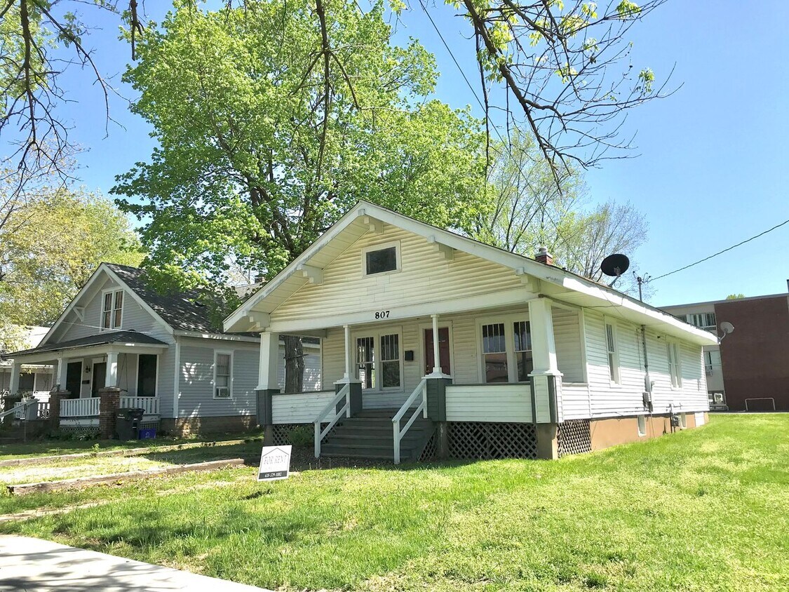 Foto del edificio - 807 W College St