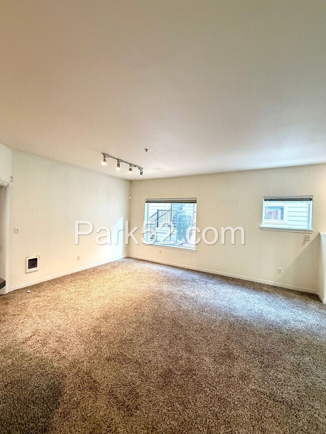 Building Photo - 2 Bedroom Plus Office Condo in DuPont!