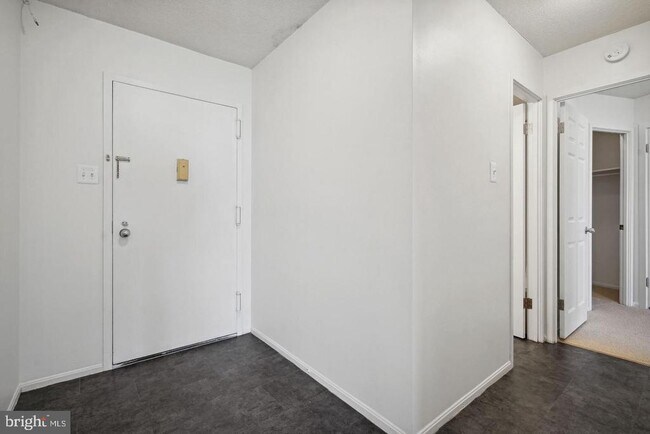 Building Photo - 307 Yoakum Pkwy