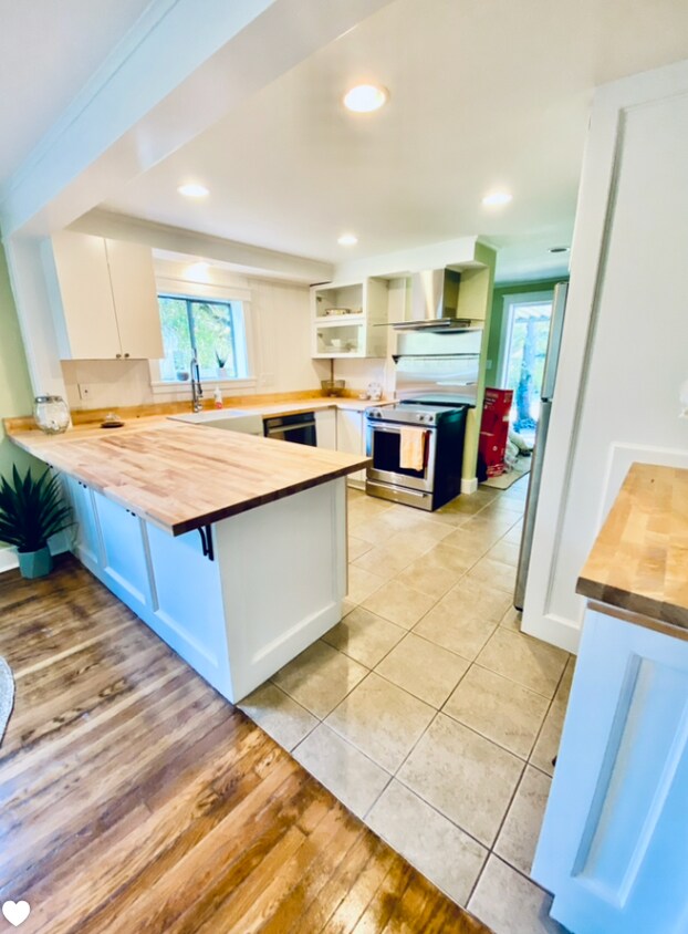 Foto principal - 11017 31st Ave NE
