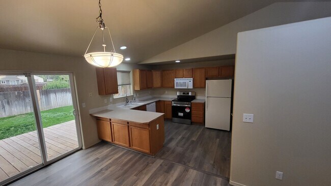 Building Photo - 3 bed 2 bath-Fence Yard- RV Parking