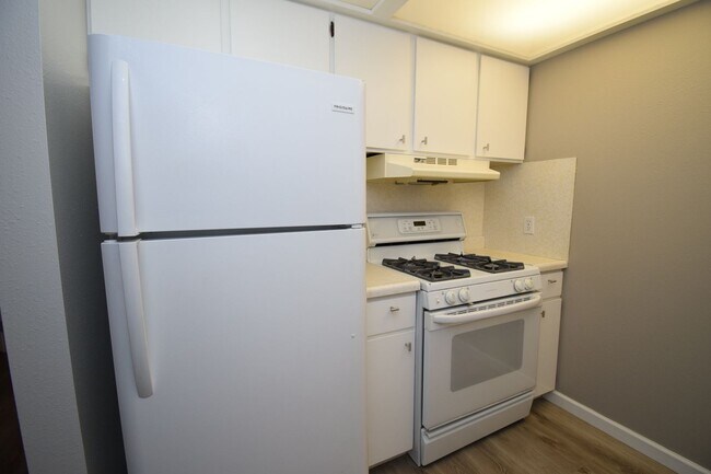 Foto del edificio - Spacious 1 bed 1 bath Condo on Foothill Dr!