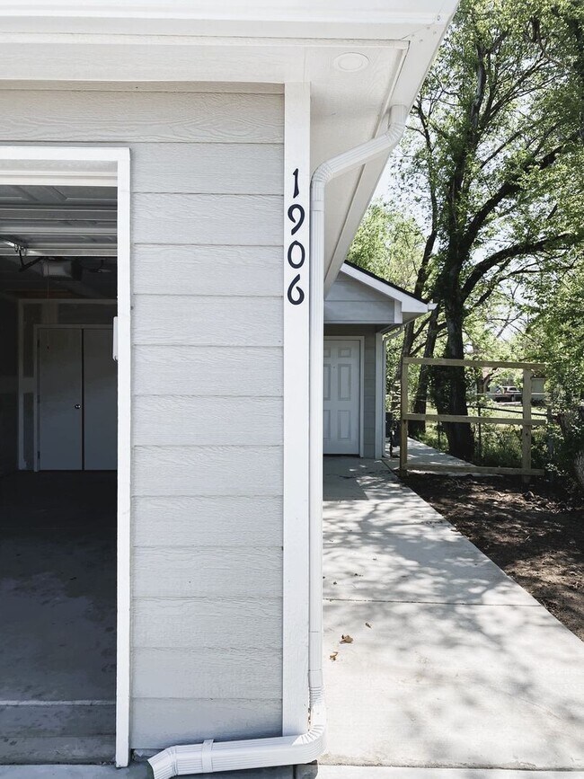 Building Photo - UPDATED DUPLEX with Garage