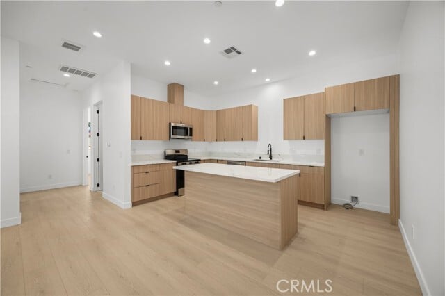 Building Photo - 6950 Amestoy Ave