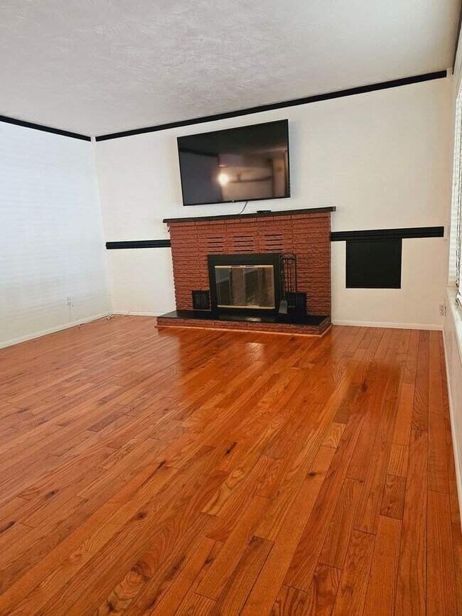 Foto del edificio - Available NOW- Charming 3-Bedroom Home  Ne...