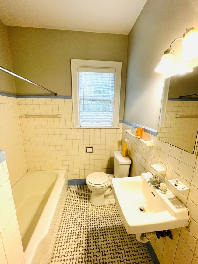 Building Photo - ** 3 bed 2 bath located in Cloverdale ** C...