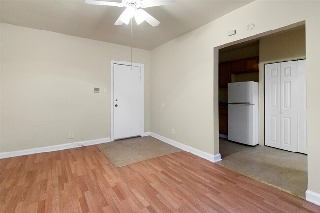 Foto del edificio - 7827 S South Shore Dr