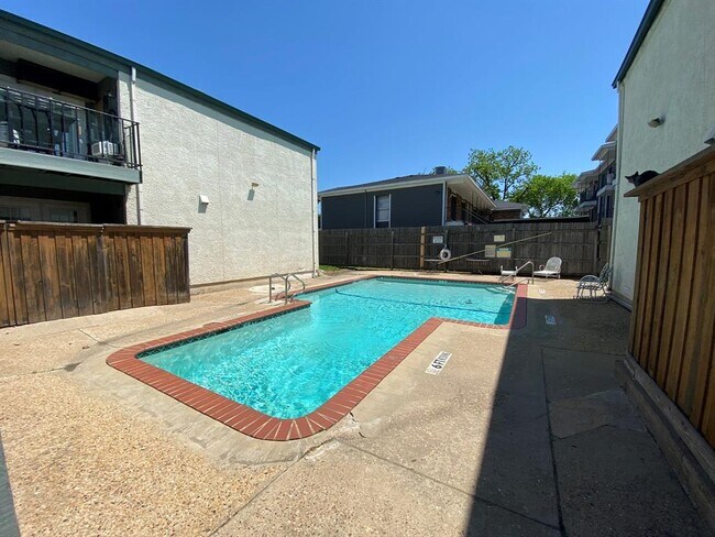 Building Photo - 2710 Community Dr