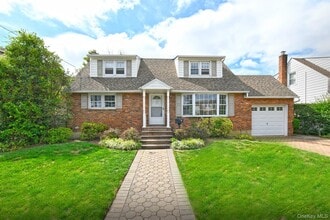 Building Photo - 728 Bellmore Rd