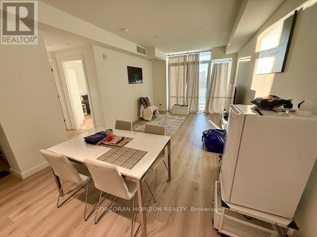 Photo du bâtiment - 741 King St W