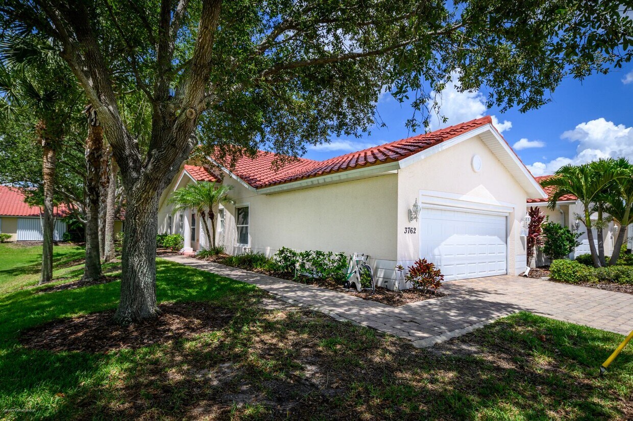 Foto principal - IMMACULATE TURNKEY FURNISHED- NEAR TWIN IS...