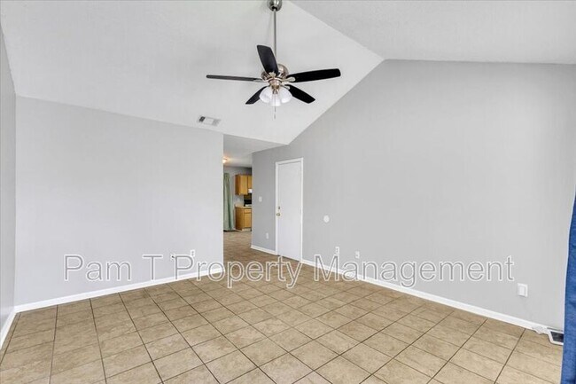 Foto del edificio - 120 Fox Chase Rd