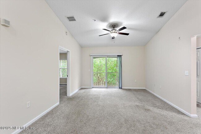 Foto del edificio - 7920 Merrill Rd