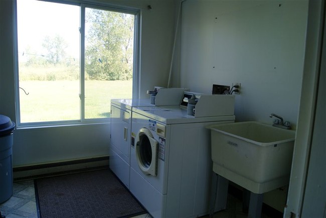 Building Photo - 2 br, 1 bath Apartment - Riverside Manor