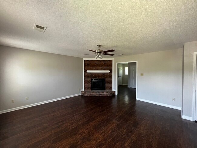 Building Photo - 4301 Brickwood Ln - Available Now!