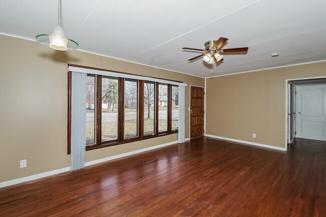 Building Photo - Cozy 3 bedroom, 1 Bathroom House in Bloomi...