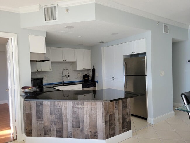 Building Photo - 4401 Crystal Lake Dr