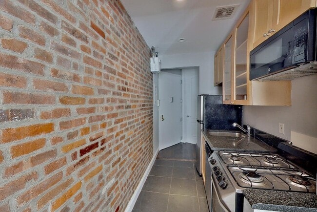 Building Photo - 346 E 18th St