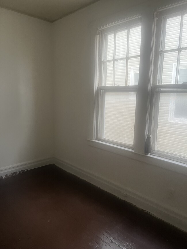 1 Nice Bedroom with Closet - 477 Grove St