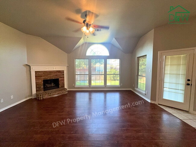 Photo - Spacious DeSoto 4-Bed - Fenced Yard, Fireplace, 2-Car Garage Apartment