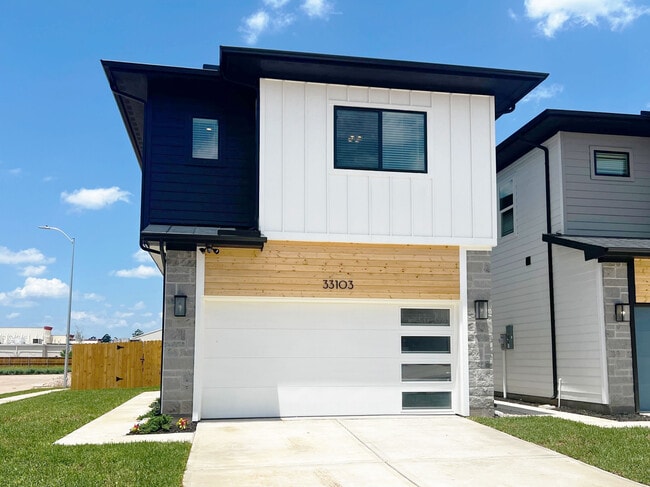 Building Photo - Logan Square